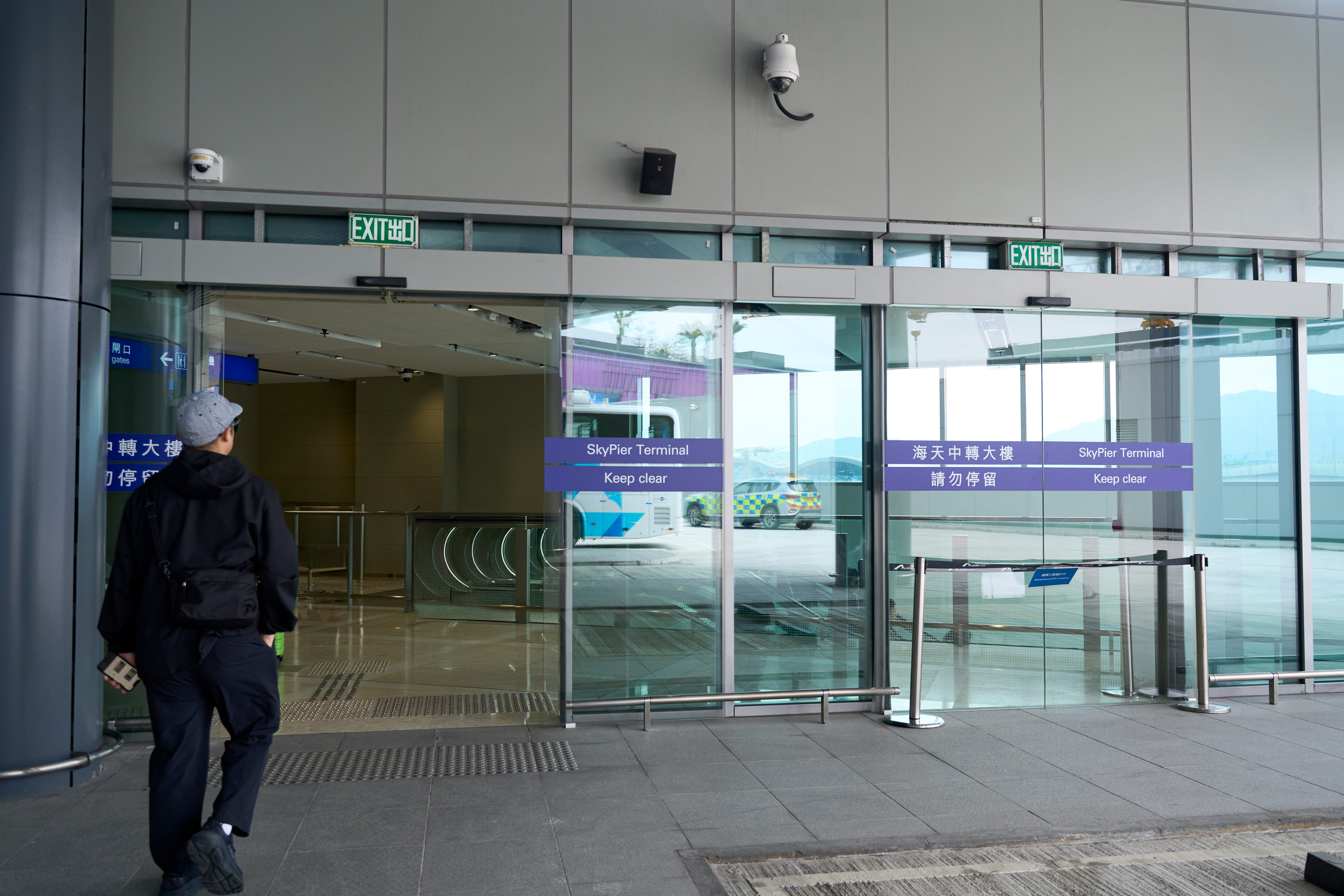 スカイピア・ターミナル（SkyPier Terminal）の入り口へ向かう様子