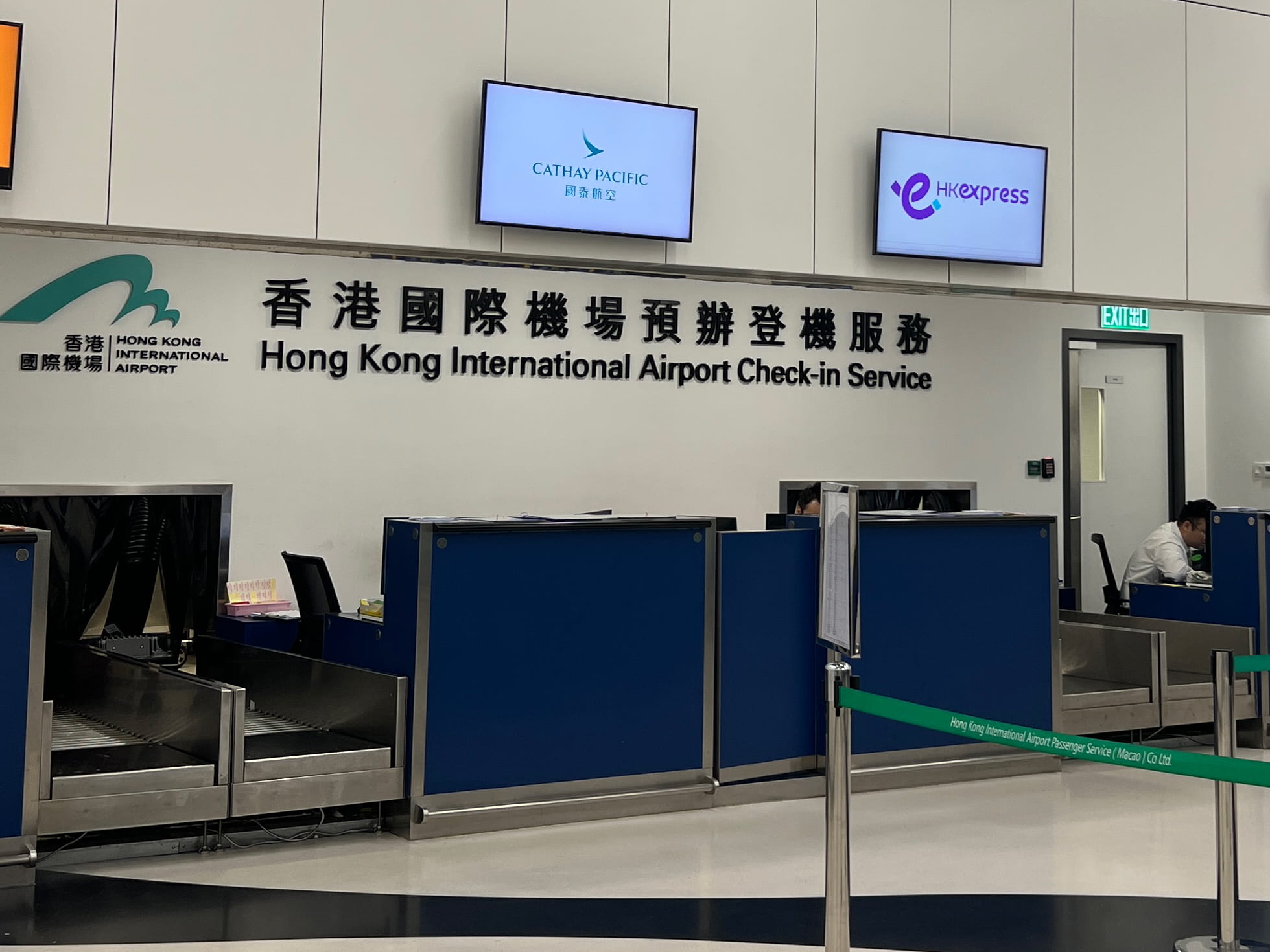 香港国際空港のチェックインカウンター。キャセイと香港エクスプレスのロゴが表示されている