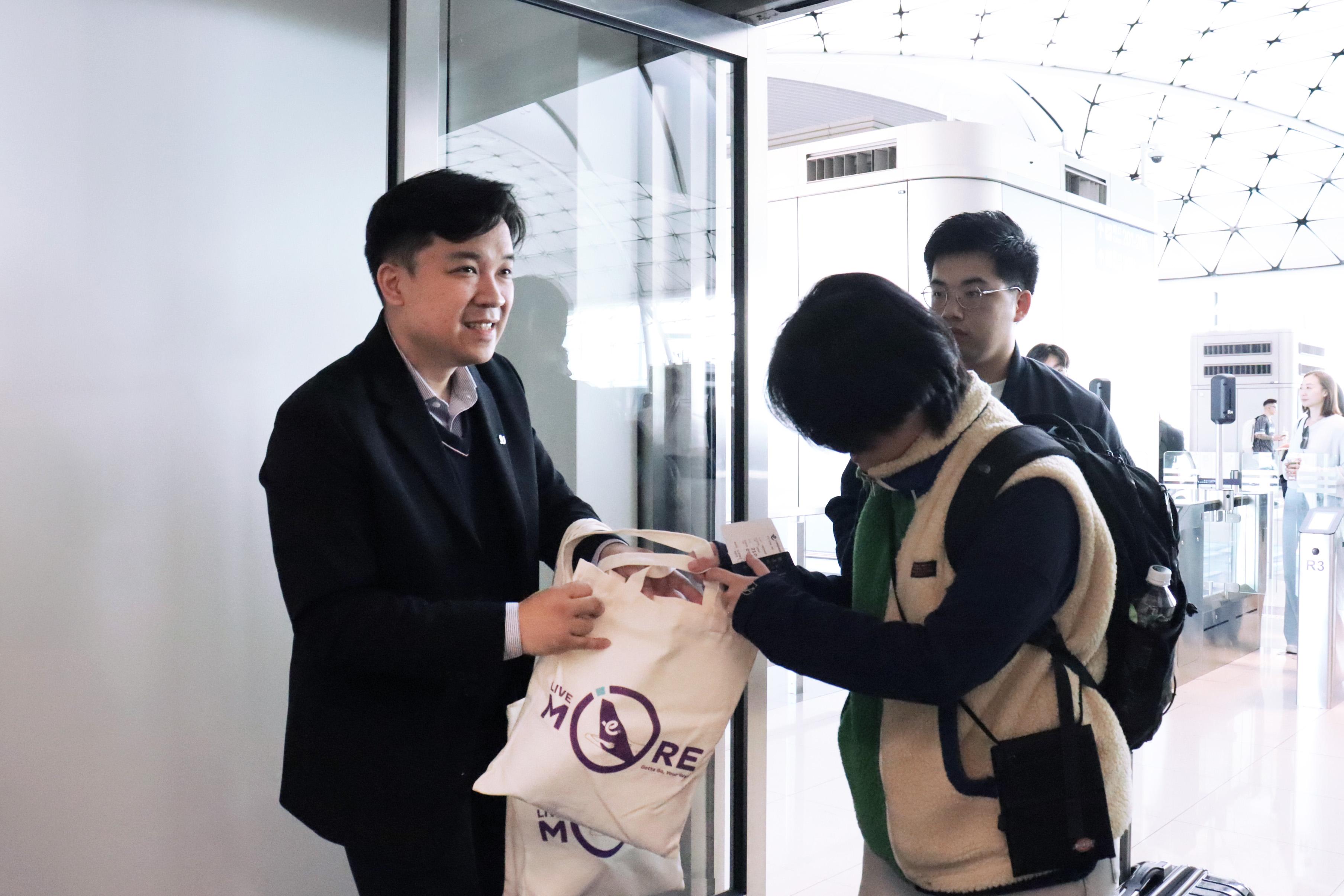 UO_HK%20Express%20x%20TJSG%20photo_2.jpg