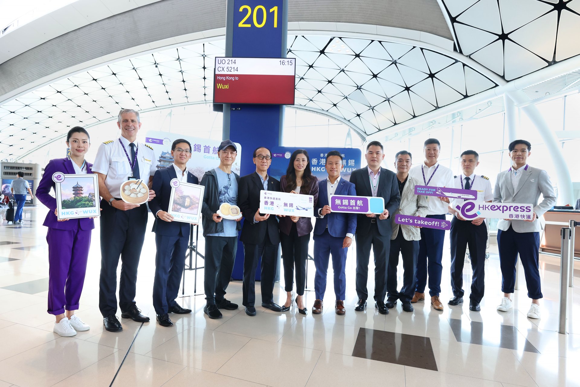HK Express CEO Jeanette Mao (centre), Travel Industry Council of Hong Kong Chairman Tommy Tam (fifth from left), Culture, Sports and Tourism Bureau, Assistant Commissioner for Tourism Winsor Leung(sixth from right), Travel Industry Authority Regulatory Affairs Director Kevin Cheung (forth from left) and Airport Authority Hong Kong Route Development General Manager Ricky Chong (fifth from right) celebrated the new route launch with the other HK Express management and cabin crew.