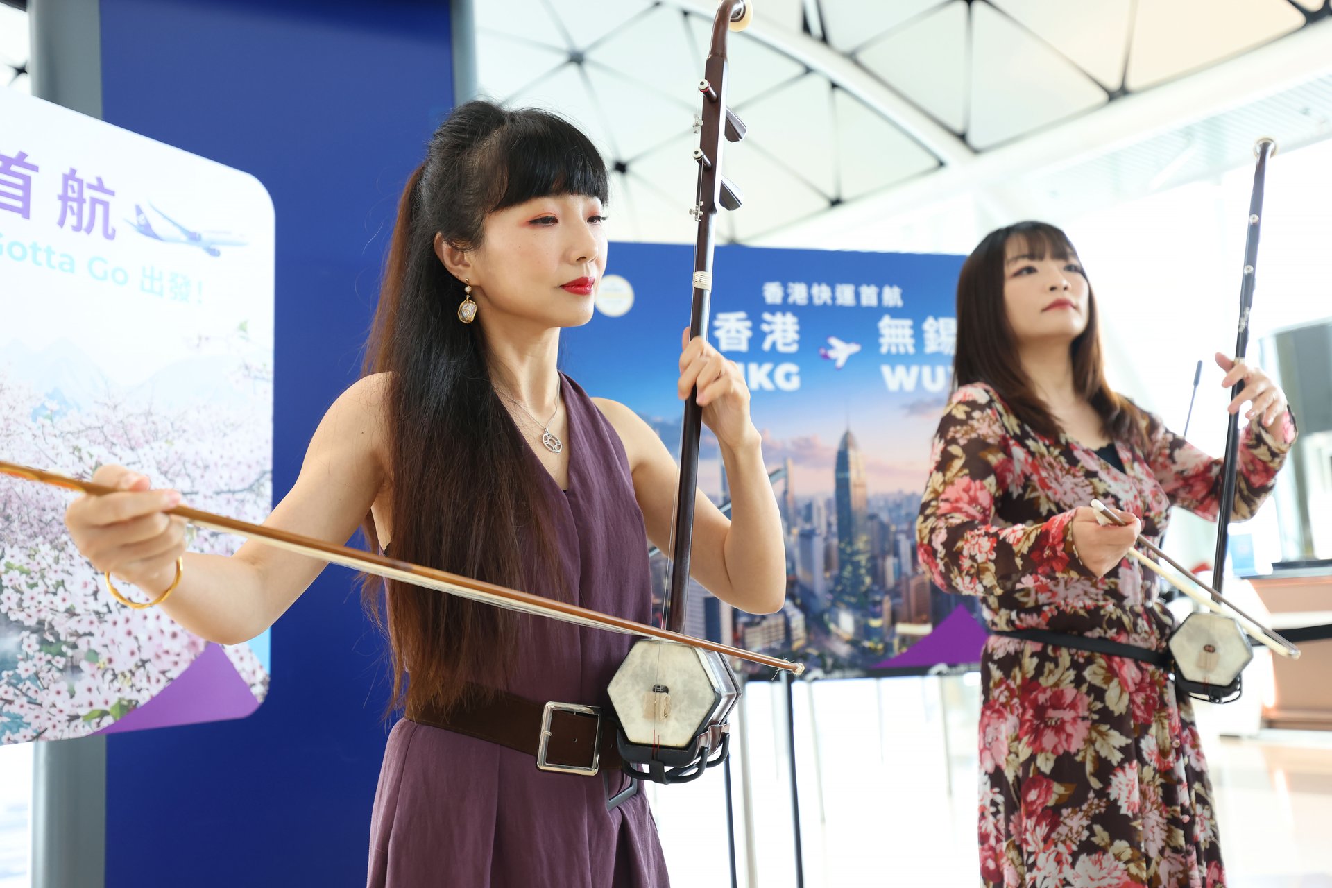 Travellers at Hong Kong International Airport were treated to a beautiful performance by huqin virtuosos from the Hong Kong Chinese Orchestra.