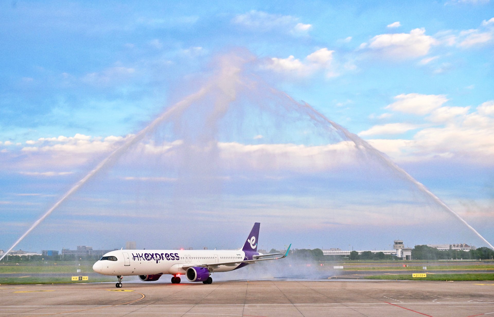 Wuxi Shuofang Airport welcomes the HK Express Hong Kong–Wuxi inaugural flight with a water salute